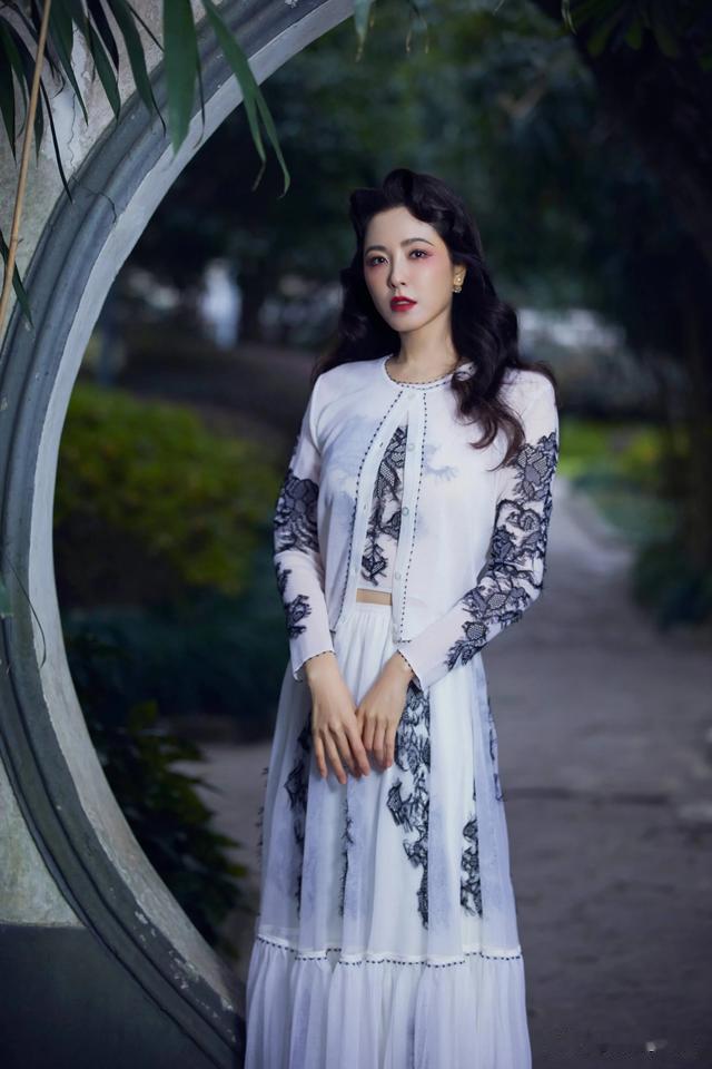 她是两百年一遇的美人,曾靠美貌征服3个影帝,如今48岁仍未婚