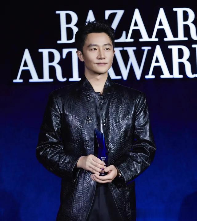 来看看黄轩颜值巅峰时期,他的身上散发艺术气息。