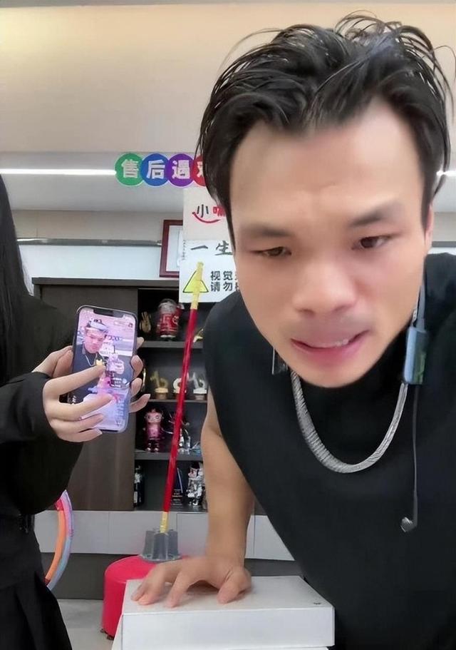 嘴哥在直播中声称“我不是小杨哥徒弟,我丢不起这人”!评论炸锅