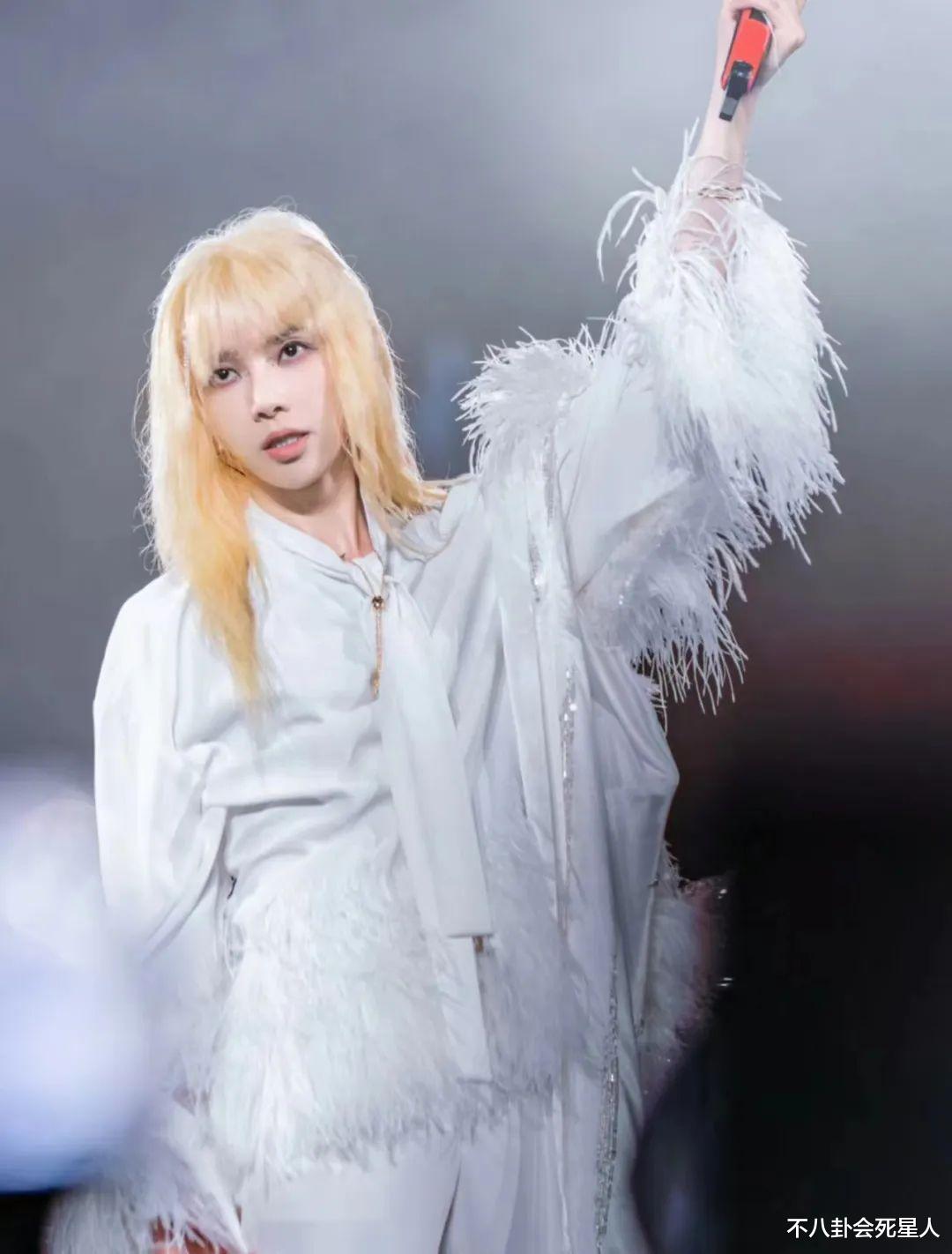 华晨宇演唱会造型曝光,金发浓妆撞脸鞠婧祎,评论区尴尬了