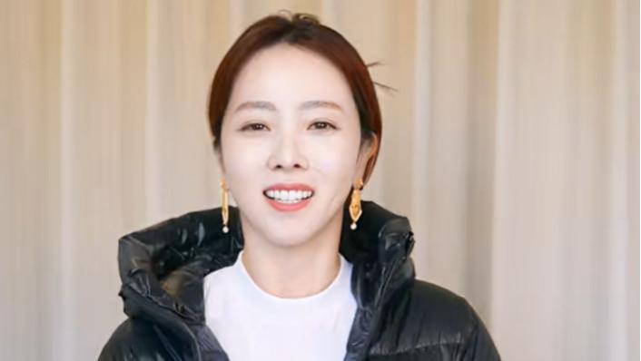 太掉价！曝李思思首次带货大卖250万，直播中却遭网友嘲讽：割韭菜