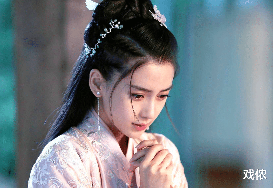 杨颖的宣传团队提出一个让她重回巅峰的方案,没想到杨颖果断拒绝