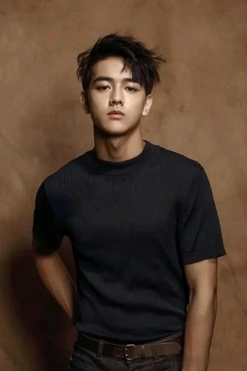 周大为阳光帅气迷人十足哦，小奶狗长相！