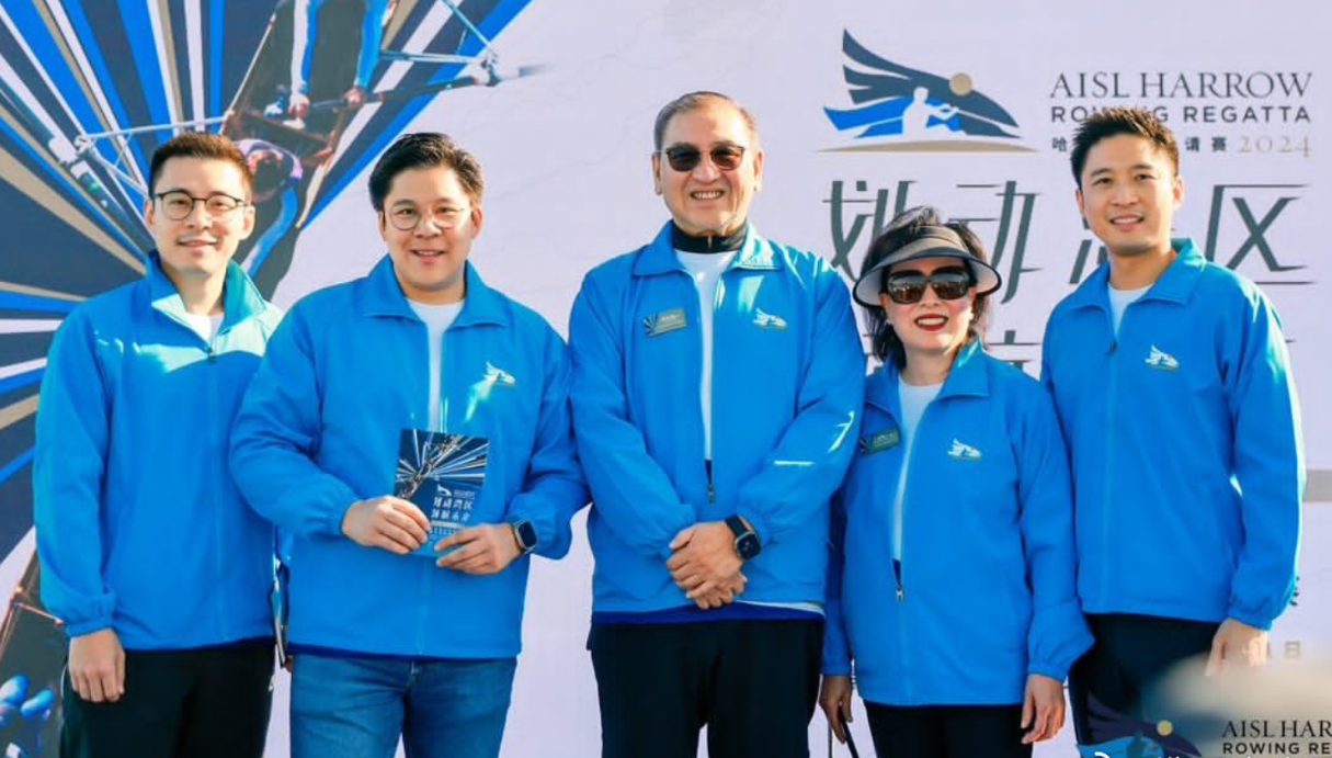 霍震霆和仨儿子现身内地,启刚给弟弟拍照,郭晶晶身份特殊最受宠