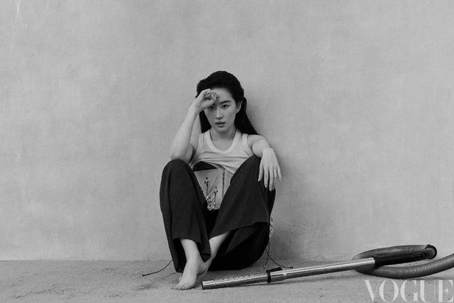 刘亦菲赵露思给对方鼓掌 美丽大方的茜茜公主