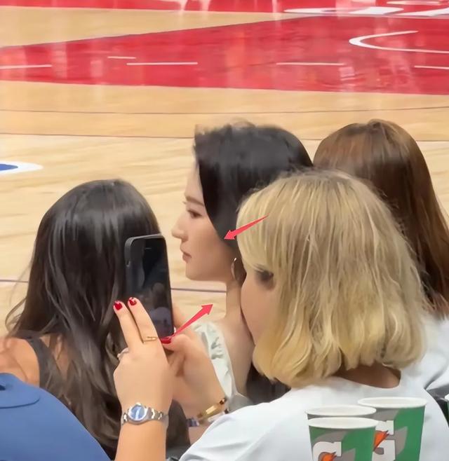 刘亦菲NBA看球生图来了，脖子太粗挤出颈纹，母女俩双双发福被嘲