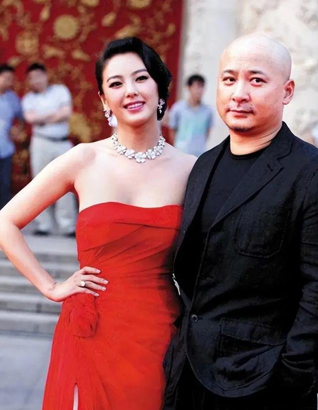 余男走红毯官宣结婚,露大片肚子肩膀,网友:跟向佐学的?不好看