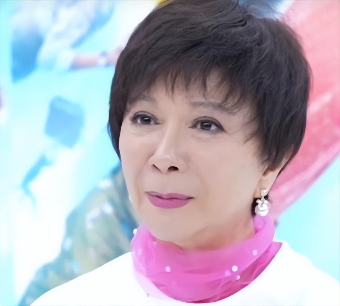 74岁刘晓庆扮大学生,与向太合影蹲前面,颜值被48岁李小冉碾压!