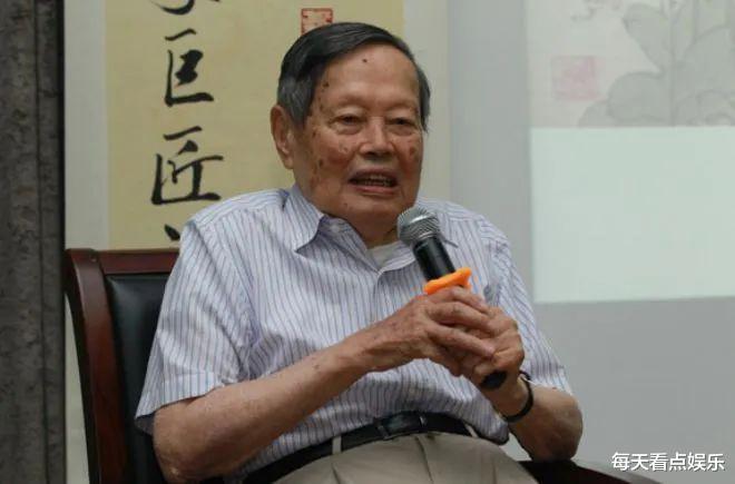 102岁杨振宁豪宅内宴请岳母听沪剧,背部佝偻状态差,小27岁岳母显年轻