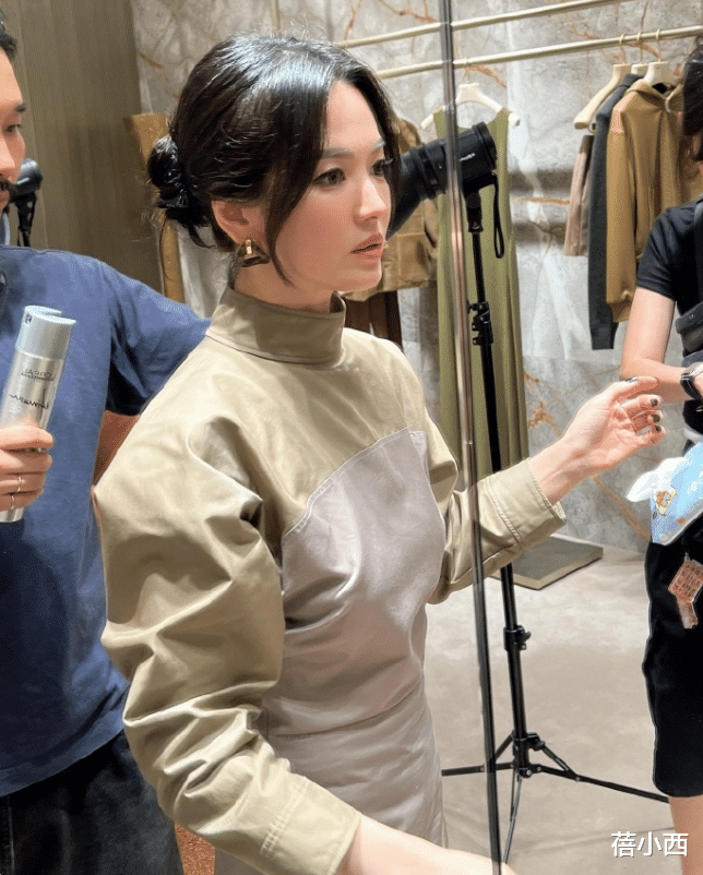 宋慧乔换了新发型像整容!42岁穿搭时髦脸蛋不僵硬,科技美真抗衰