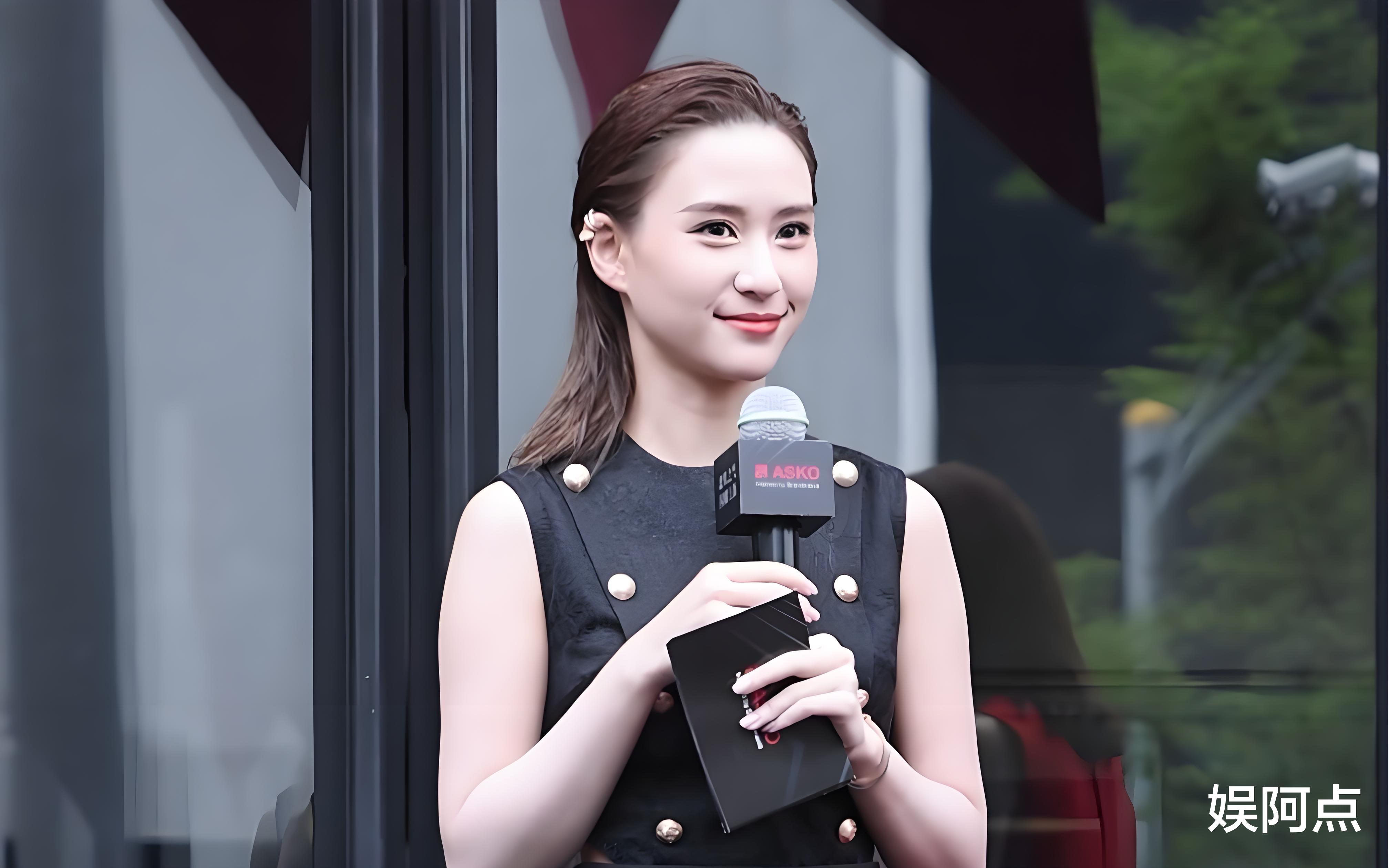 何超莲一早为赌王扫墓，三太陈婉珍体力不支，需两个保姆搀扶上山