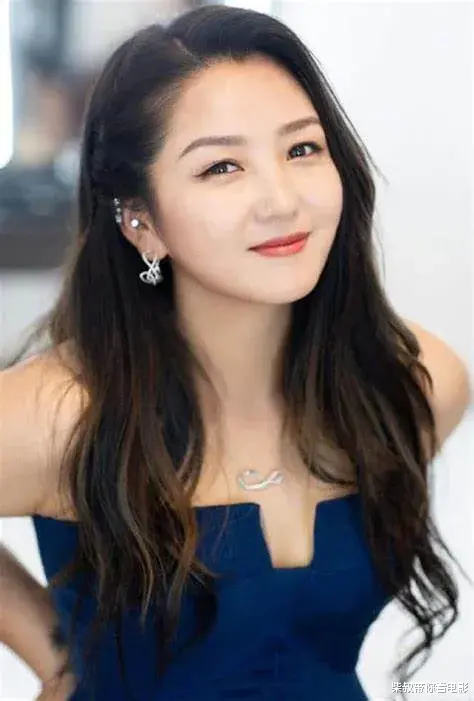 何洁一家五口泰国之旅：38岁她半头白发成焦点，两女儿颜值身材对比引热议！