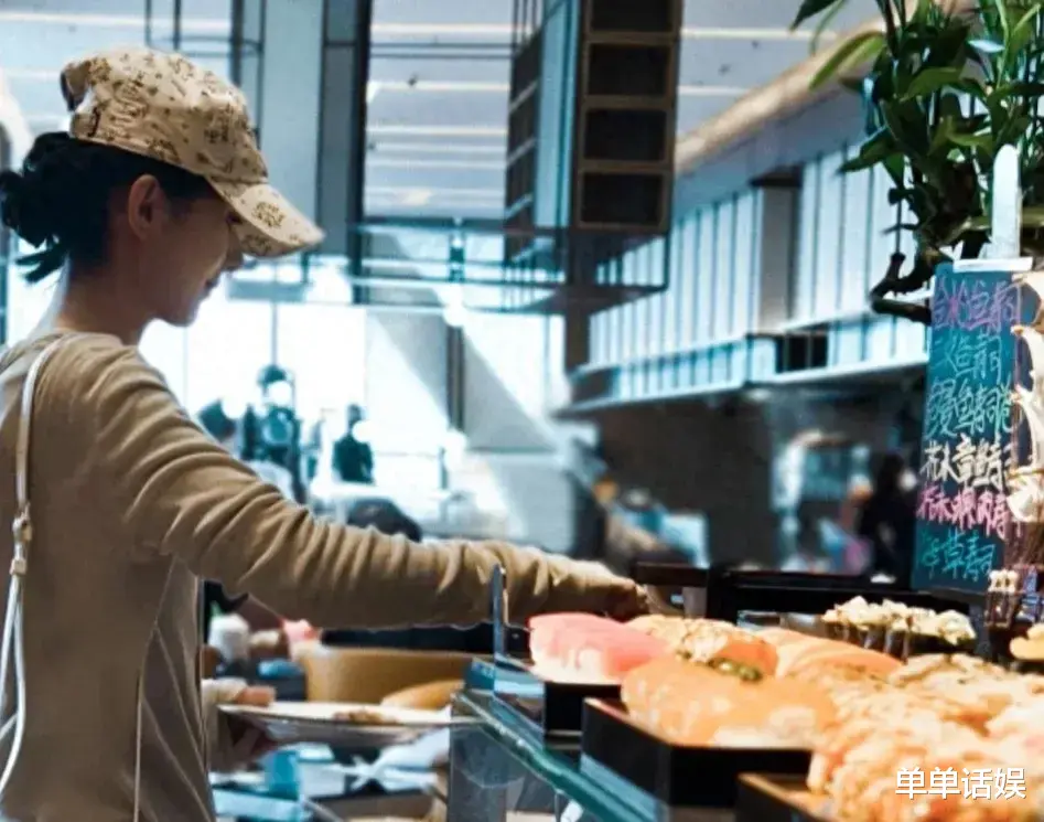 赵丽颖的休闲时光,身穿半身裙打扮休闲,微笑选寿司,难得惬意