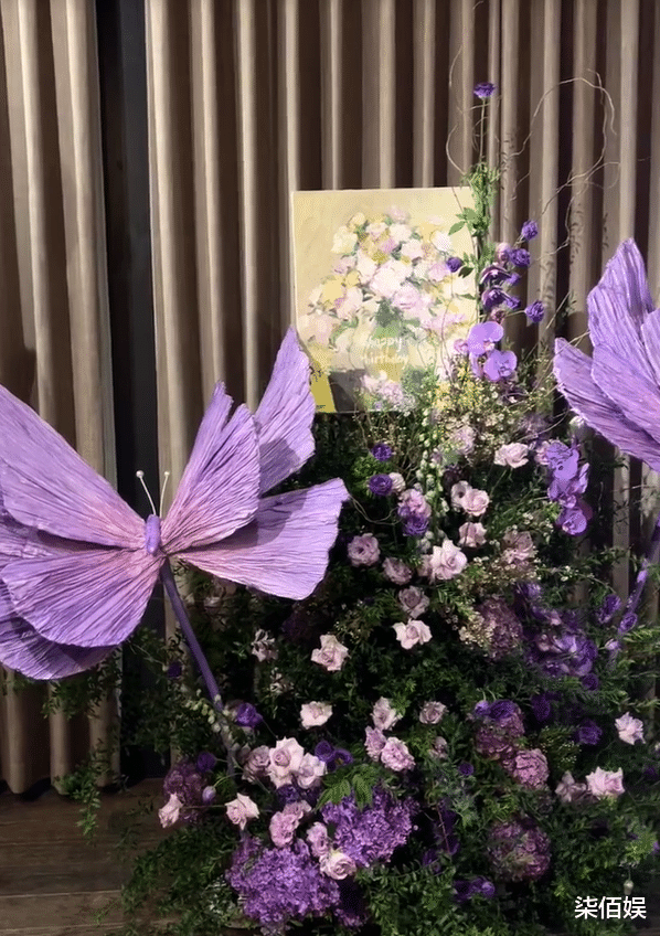 胡军为妻庆生并送钻石项链,康康为妈妈佩戴,卢芳高兴得手舞足蹈