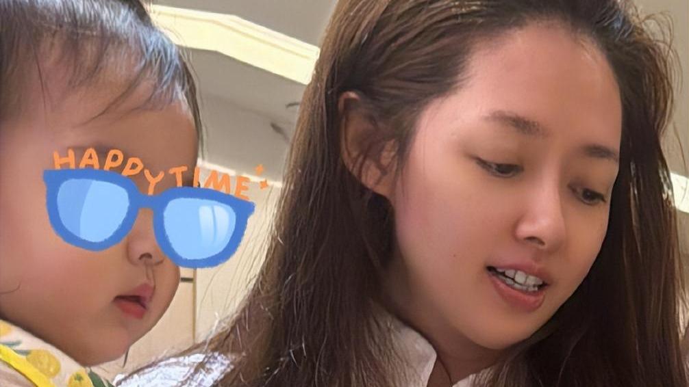 向佐晒三代同框，2岁儿子太像妈长成男版郭碧婷，向太无滤镜原图罕曝光