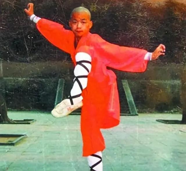 王宝强开300万豪车回村，看到村口立着块牌坊，一句话村长冒汗