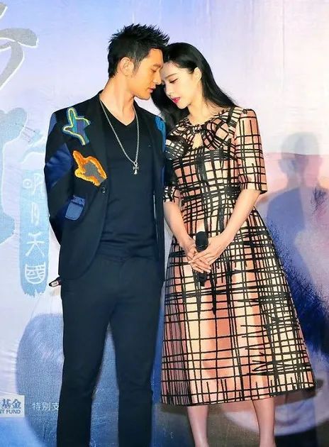 43岁范冰冰牵手46岁黄晓明,穿小粉裙娇滴滴,害羞的眼神好甜!