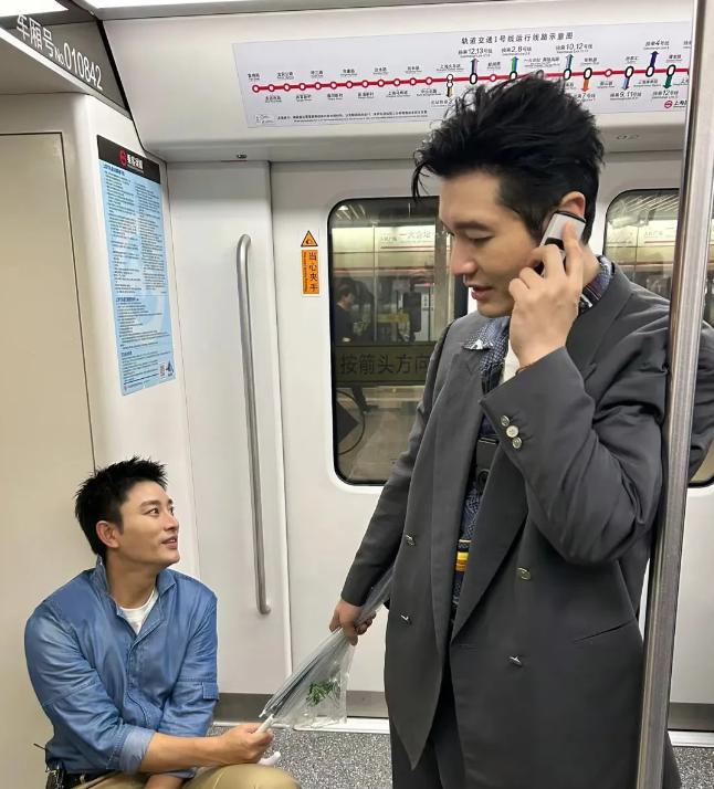 贾乃亮黄晓明上海早高峰坐地铁,明星没人让座遭遇尴尬,引人热评