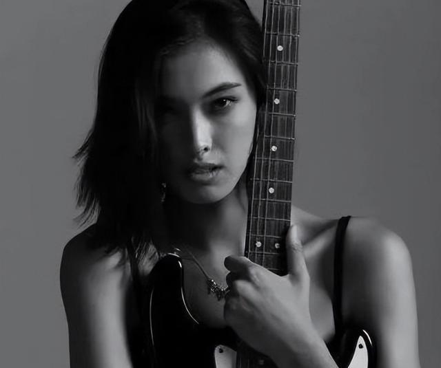 脸都不要!一边不承认自己有中国血统,一边回国捞金