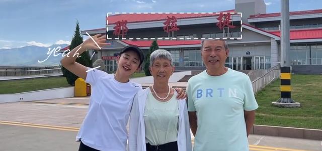 51岁李冰冰带父母游新疆引热议,网友:可惜没结婚,缺个男友开车