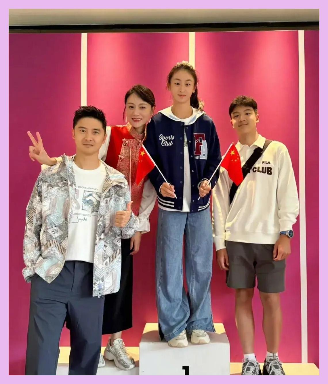 田亮一家巴黎看奥运,森碟梳马尾气质清丽,12岁弟弟高个子好魁梧