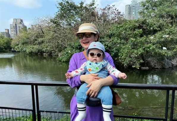 任家萱爸爸活力四溢,健身成日常,尽显外公对外孙小腰果的疼爱