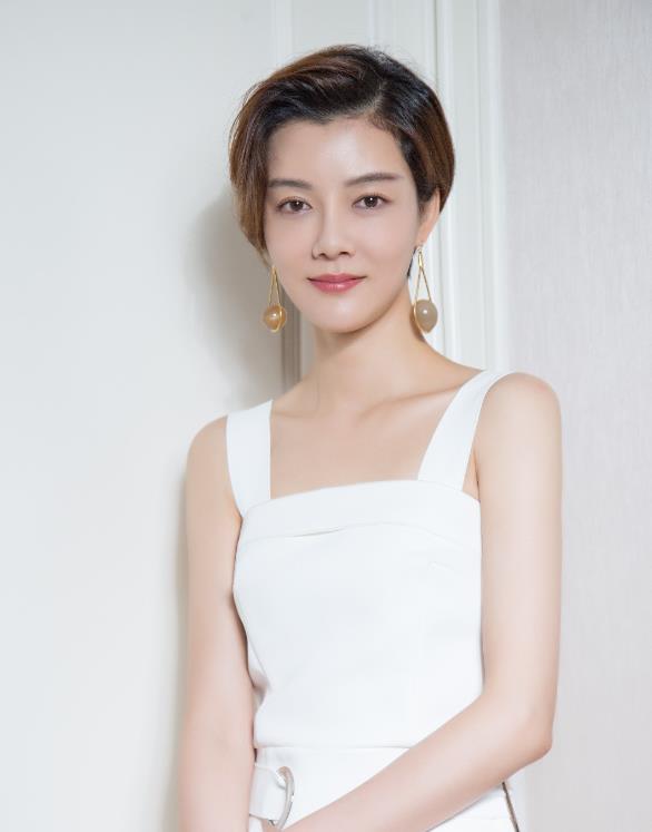 车晓该有多自信?和江疏影同框,科技脸和原装脸差距一目了然!