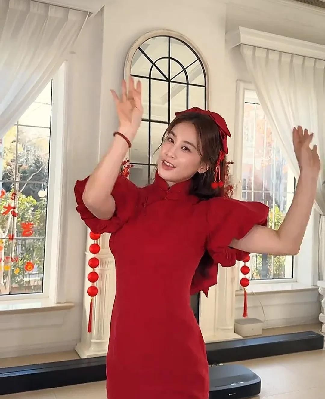 过年提前准备?黄圣依的美,藏不住了!