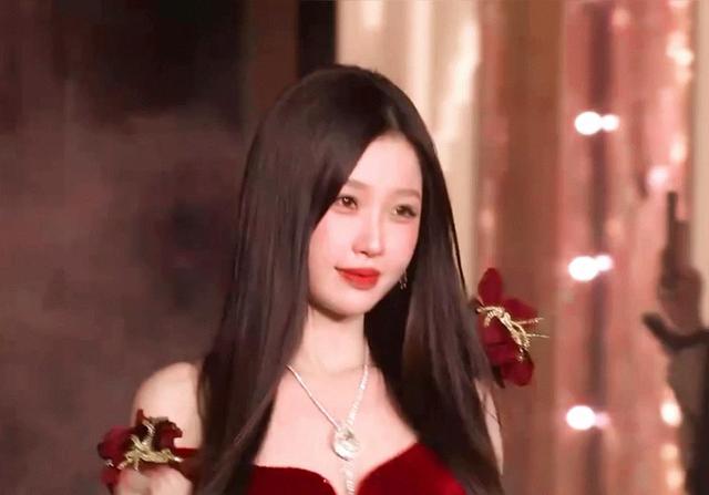 朱珠大开大合，杨幂半遮半露，这场时尚盛会谁是胜者？