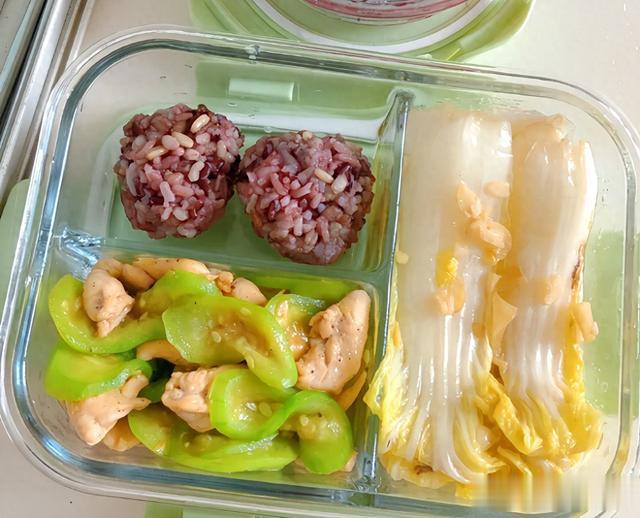 湖北女子带饭上班，同事议论不已，老板坦言：再带饭就别干了