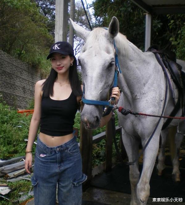 小S大女儿变胖了,深夜在荒地里秀身材,耳朵上打了6个耳钉