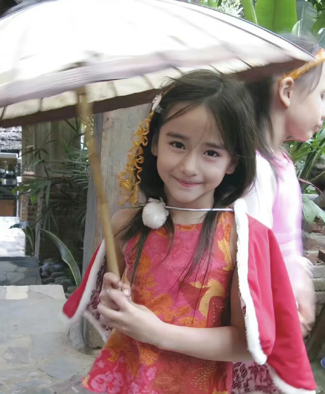 一张红毯照火出圈,获封内娱新晋颜霸:12年前的雨林女孩长大了!