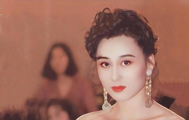 62岁利智难得露面，苍老得像个老头！一家三口再次到尼泊尔求佛