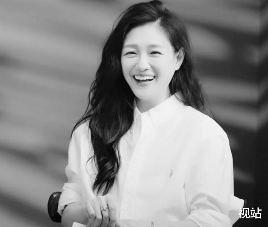 曝大S骨灰抵台,动用私人包机平安落地,粉红色骨灰坛曝光