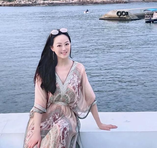 61岁章小蕙回英国扫货,白到发光,惊人美貌惹得老外兴奋尖叫!