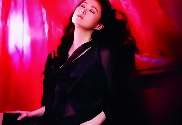 “潘金莲”王思懿：年过50仍是人间尤物，丰满性感比年轻时更迷人