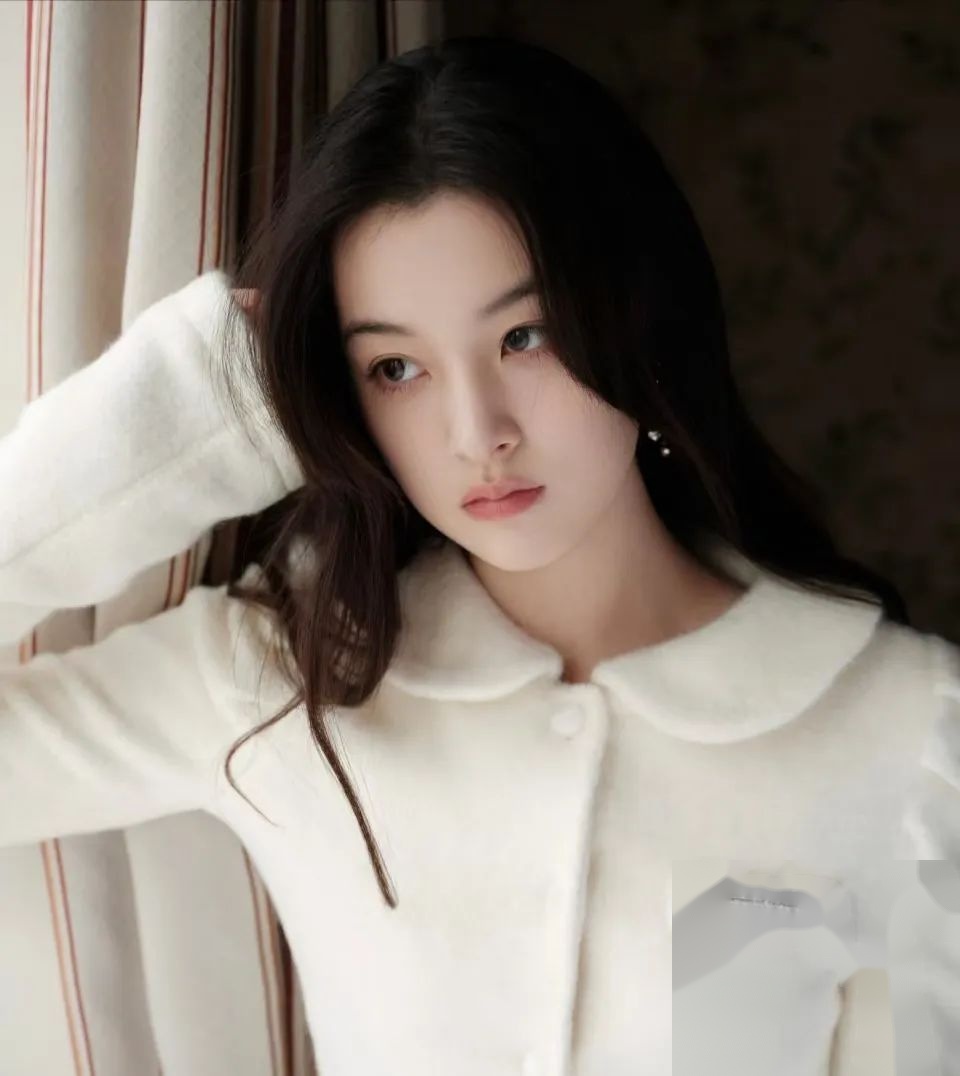 叶轻眉所有男人的白月光，演员19岁了，肤白貌美大长腿