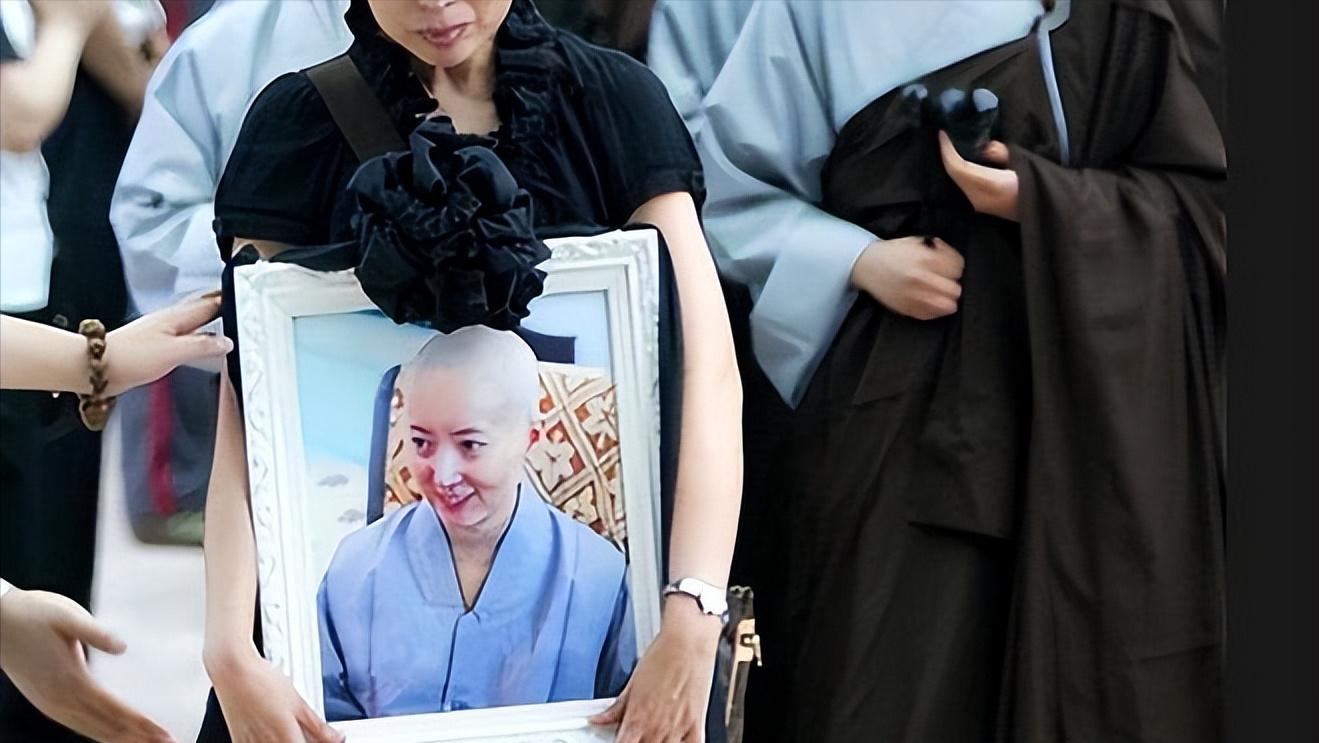 陈晓旭墓照曝光,与侯耀文、周海媚做邻居,鲜花是周海媚粉丝送的