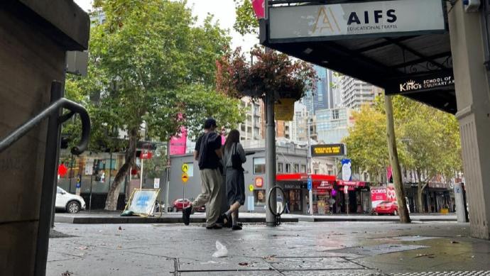 韩国知名男星“约会照片”热传，所属社回应：家庭旅行并非情侣