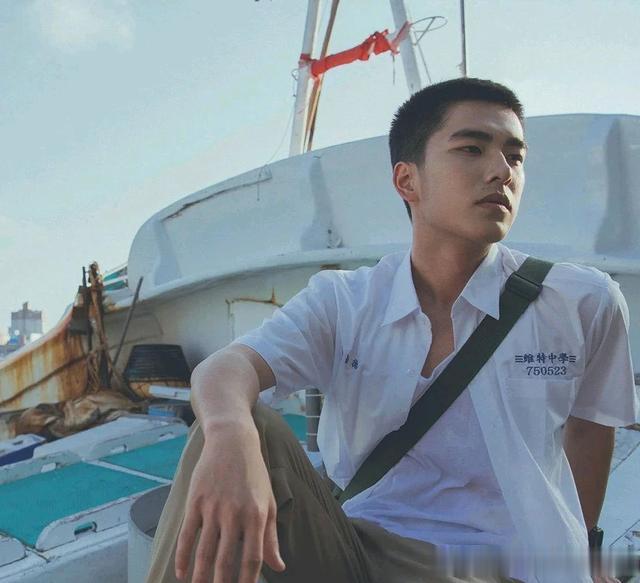 曾敬骅来自中国台湾的青年男演员，长相帅气迷人，演技精湛。