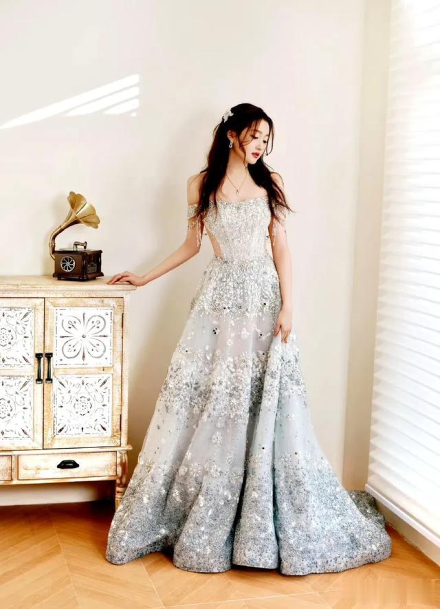 关晓彤穿星辰大海唱星辰大海