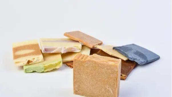 一女子用“硫磺皂”洗头，坚持半年后，头发发生了4大变化