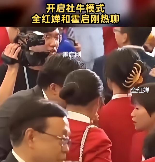 香港晚宴名场面:全红婵喝可乐被偷亲,霍启刚弯腰宠溺全红婵!