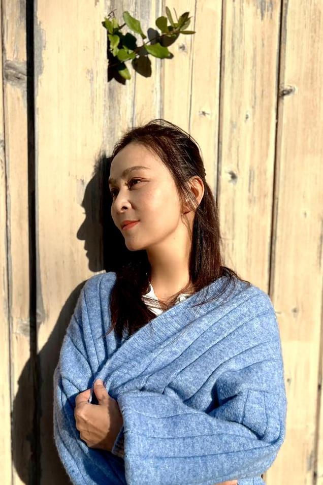 被前夫抛弃13年了，她又当爹又当妈把儿子拉扯大，今22岁气宇不凡