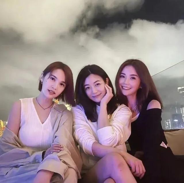 41岁陈妍希离婚后彻底放飞！穿白色卫衣玩下半身失踪，变化真时髦