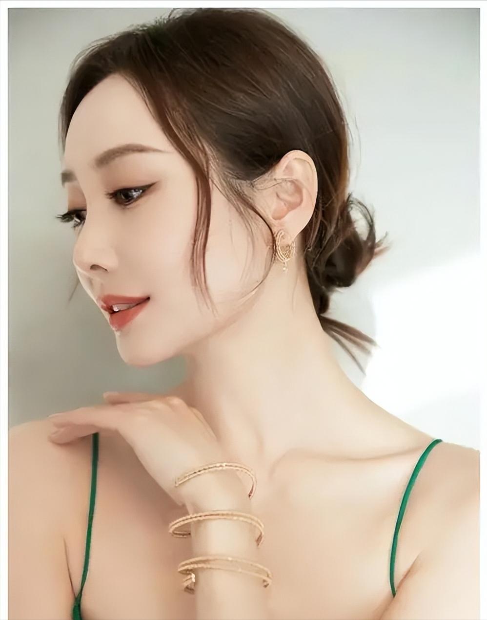 李纯与马頔甜蜜现身机场,网友纷纷喊话:“我又相信爱情了”