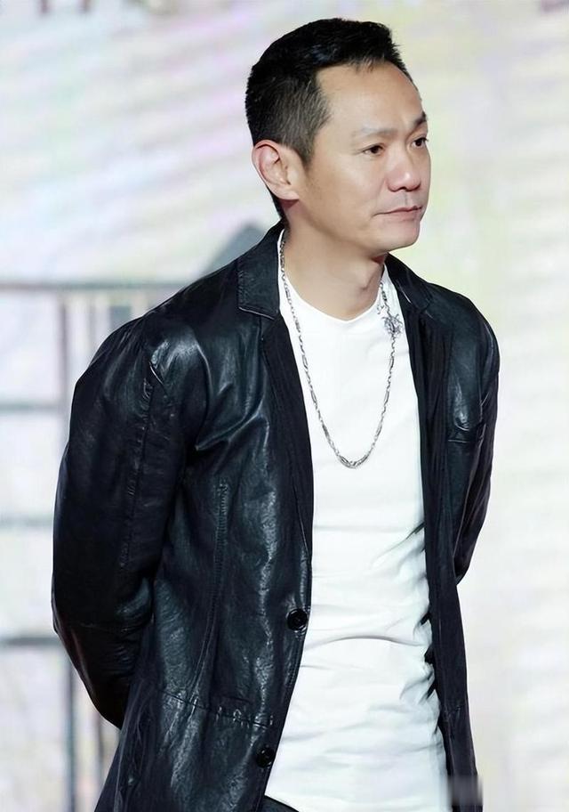 15年前,他在爱妻葬礼上哭到昏厥,发誓永不再娶,如今怎么样了