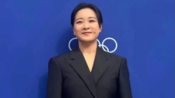 贾玲现身巴黎奥委会主席晚宴，黑色西服自信干练，状态好