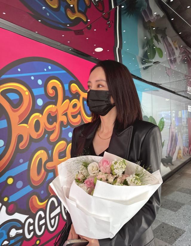 董璇休闲穿搭现身高铁站 手捧鲜花笑意难藏