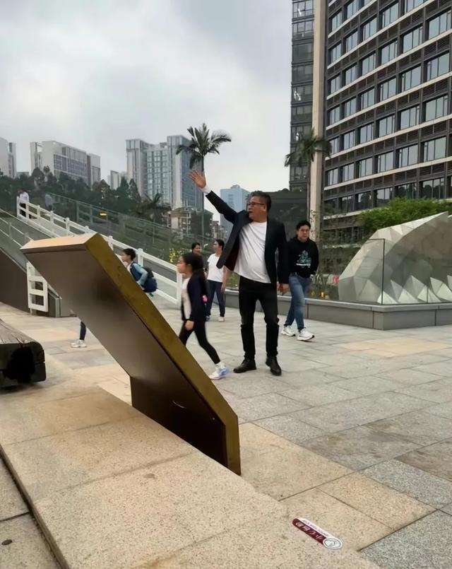 霍中曦家庭地位低，出行背大背包，霍中妍轻松，霍启刚手插裤袋